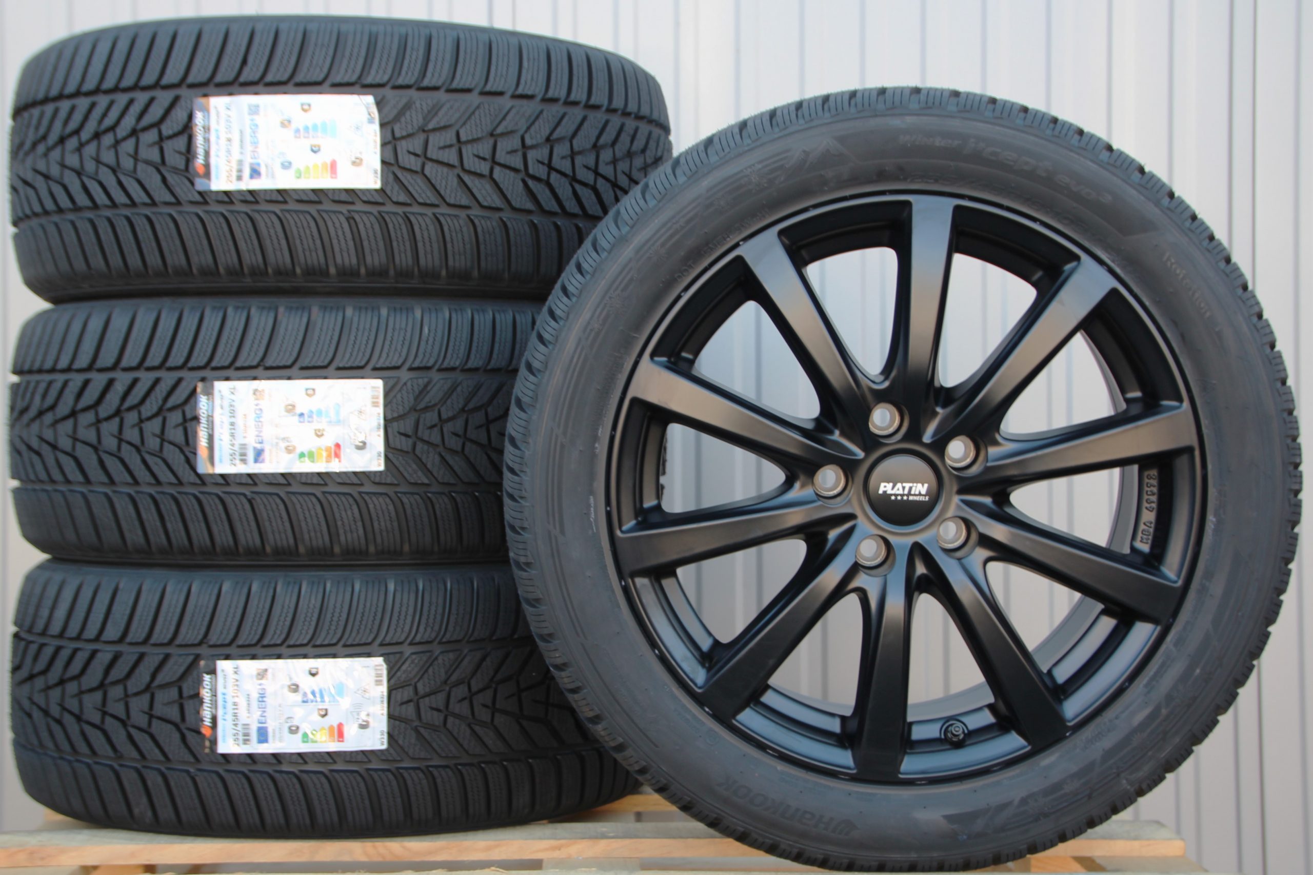 Satz Räder Alufelgen P69 18 Zoll schwarz matt 255/45 R18 Hankook Winterreifen