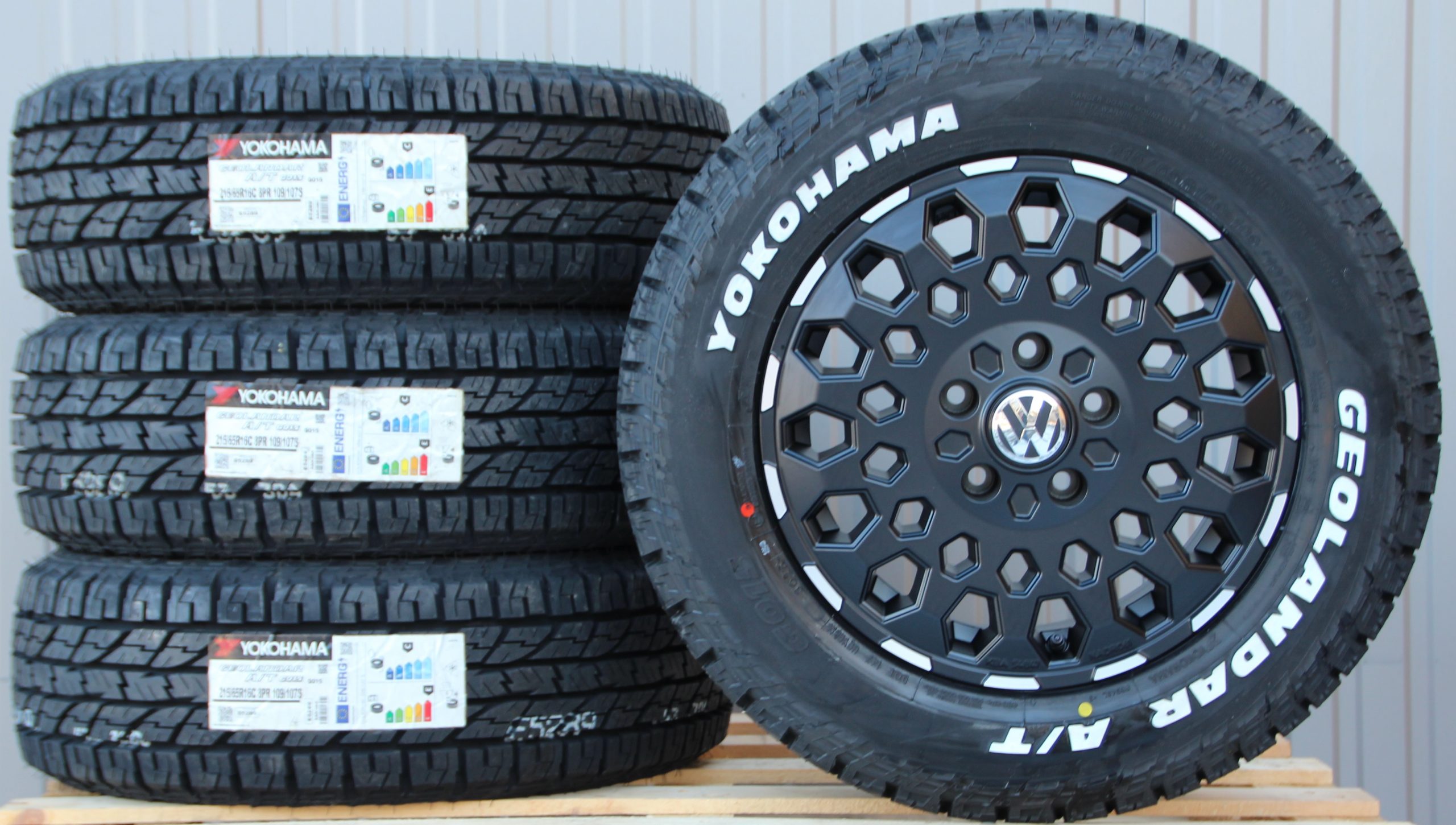 Satz Räder Alufelgen MSW99 matt black lip polished + Yokohama G015 All Terrain Off Road Reifen 215/65 R16C