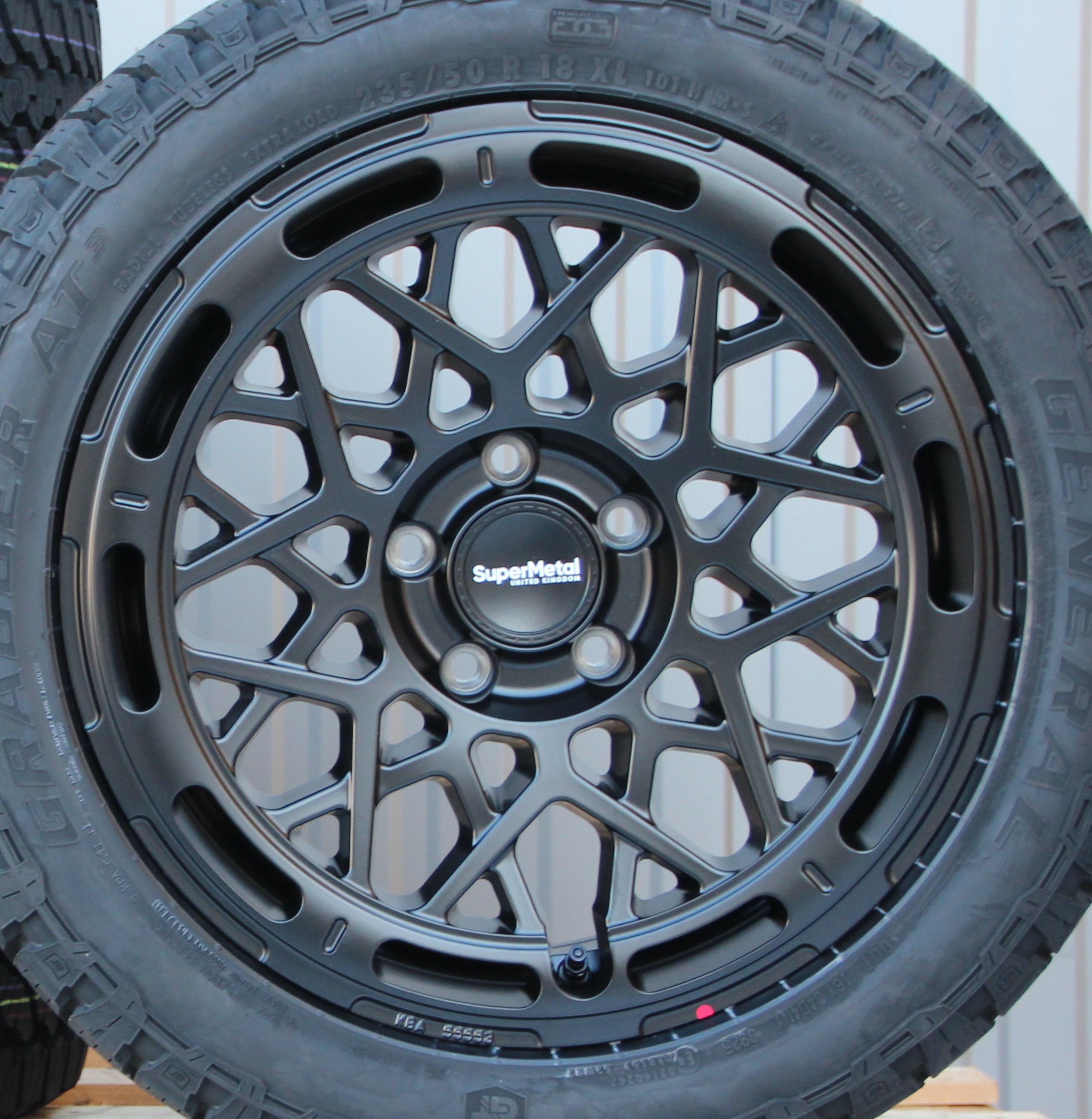 Räder Alufelgen Supermetal Cage 18 Zoll schwarz matt + 235/50 R18 101V Winterreifen